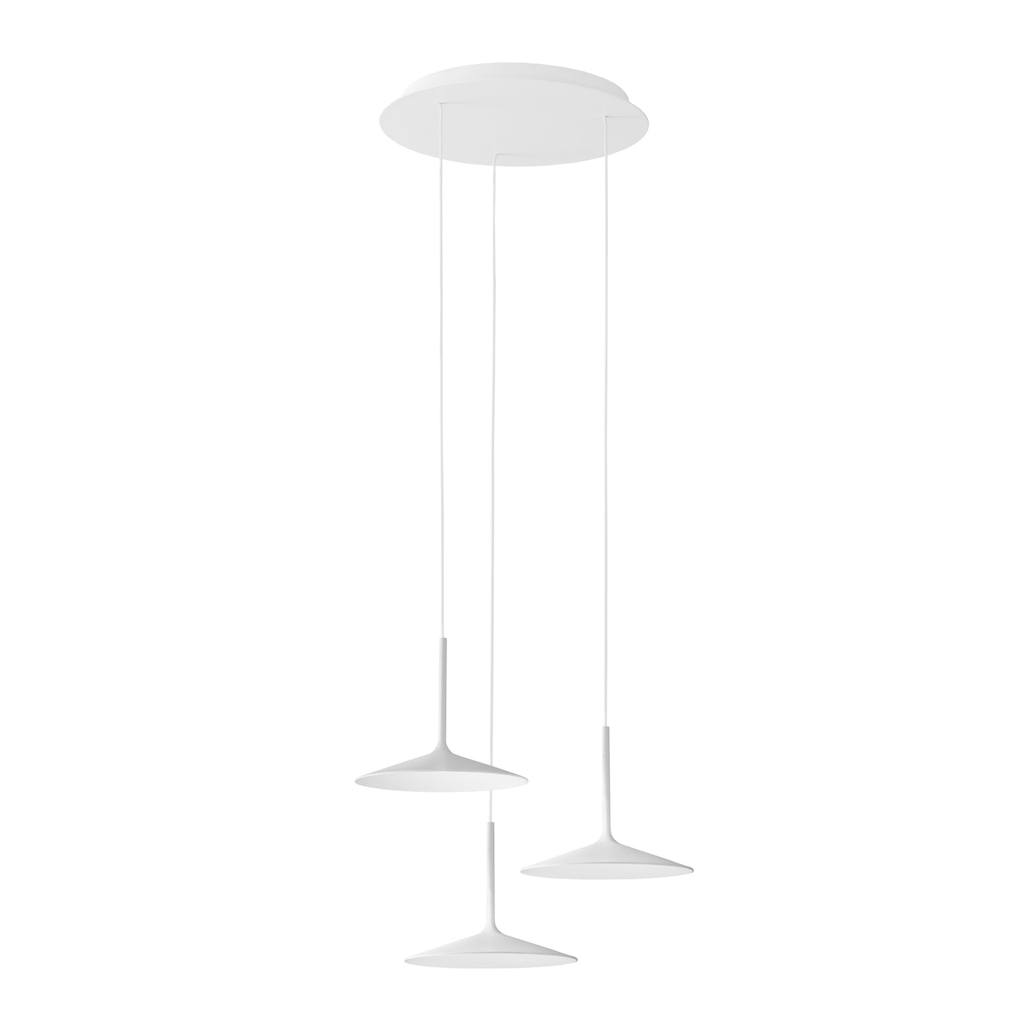 Lampada a stelo verticale con illuminazione indiretta o sospensione minimale. La luce è solo dove serve, puntuale e precisa. La sua essenzialità è perfetta in ogni spazio living o per illuminare i tavoli.MaterialiMontatura in metallo verniciato bianco o nero goffrato, oppure rame. Diffusore in polimetilmetacrilato.