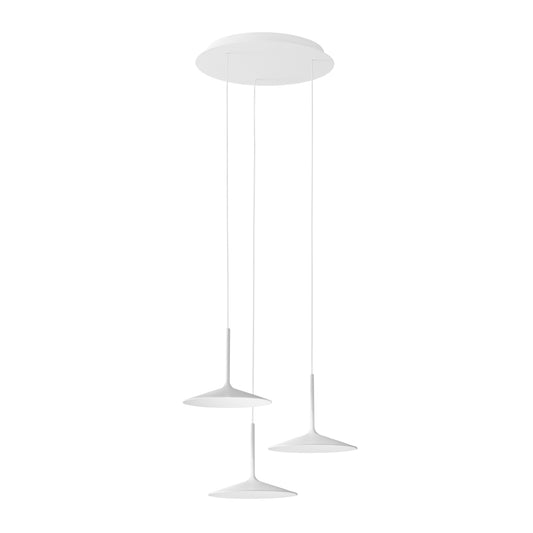 Lampada a stelo verticale con illuminazione indiretta o sospensione minimale. La luce è solo dove serve, puntuale e precisa. La sua essenzialità è perfetta in ogni spazio living o per illuminare i tavoli.MaterialiMontatura in metallo verniciato bianco o nero goffrato, oppure rame. Diffusore in polimetilmetacrilato.